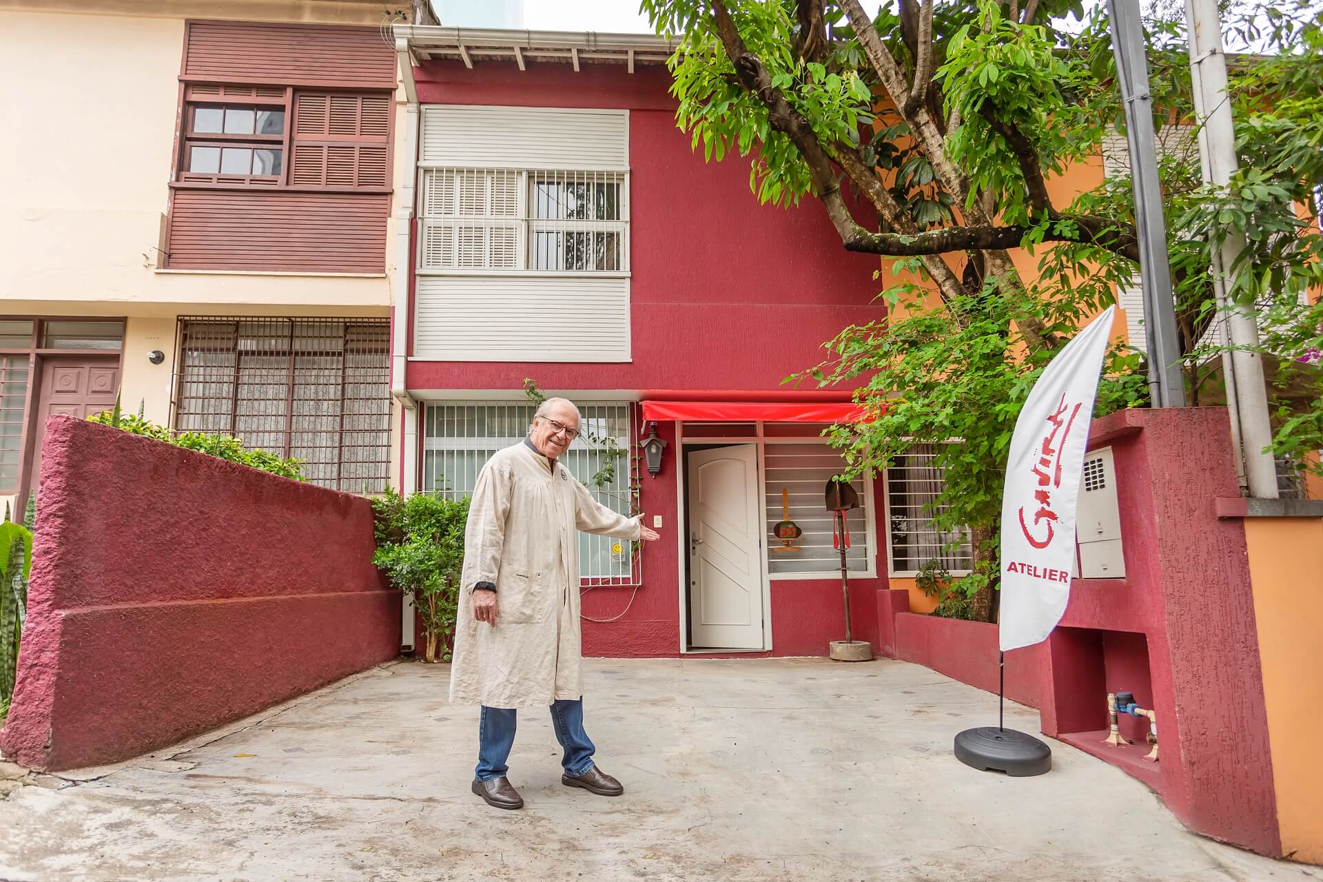 Gavira em frente ao seu ateliê, vestindo avental de trabalho